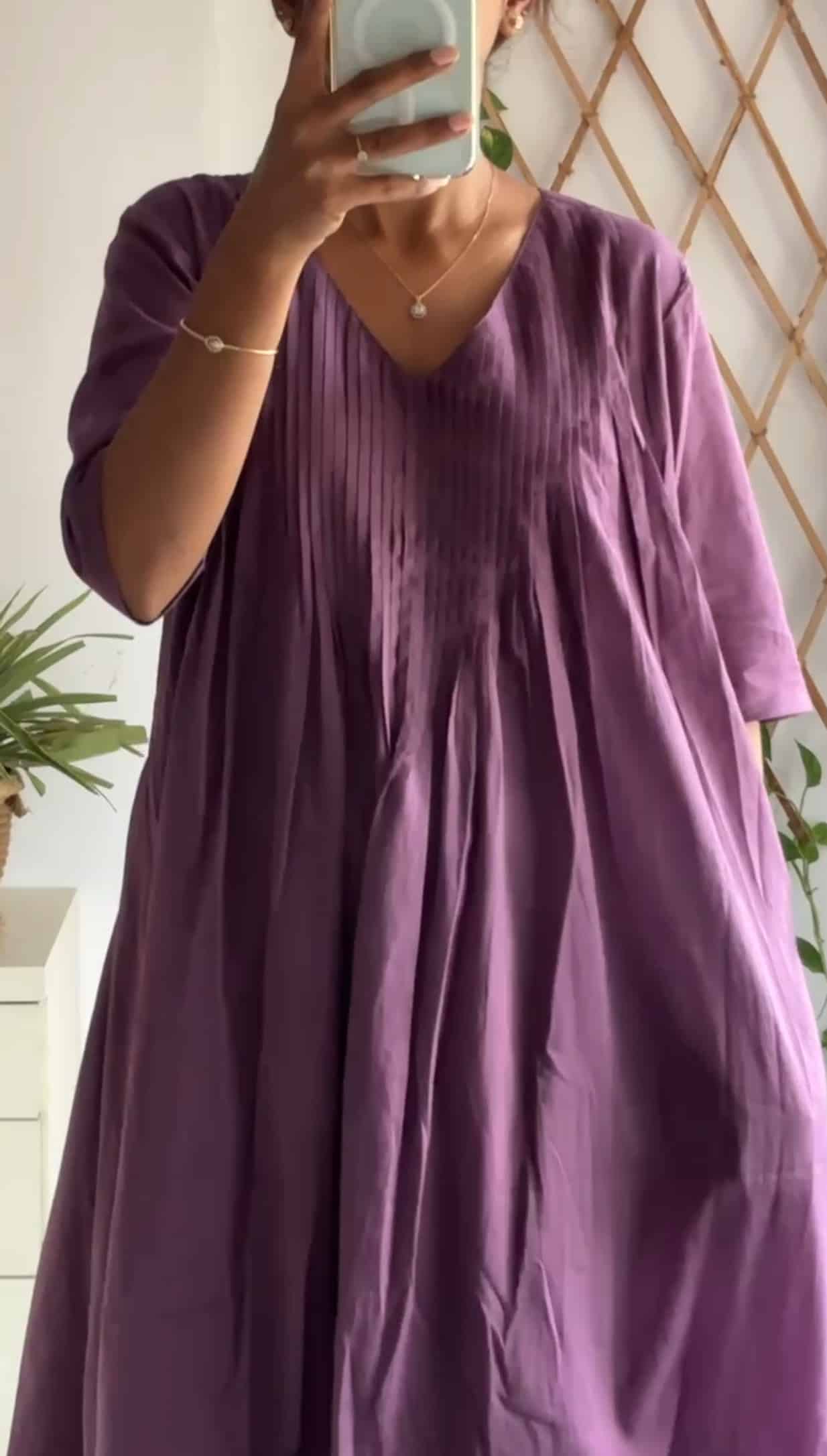 Mauve V-Neck Mul Pleated Kurta Set